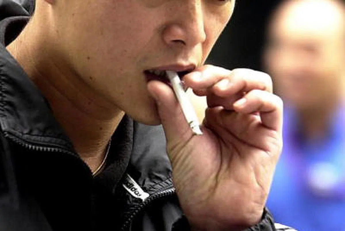  烟民要在家吸烟，请便，但记得关上你的窗口。（海峡时报） 