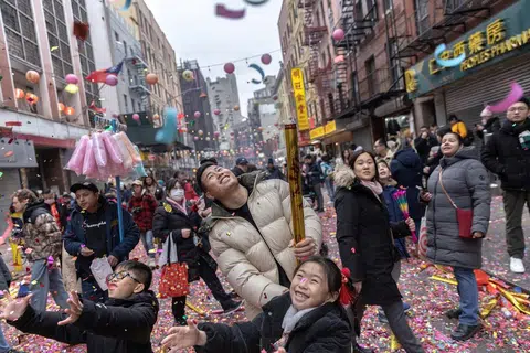 美国纽约市唐人街在农历新年时放炮竹。（路透社）