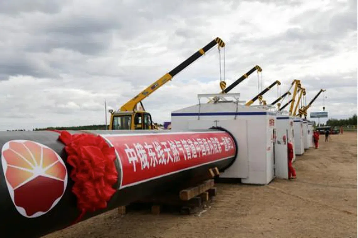 中俄东线天然气管道中国境内段在黑龙江省黑河市开工铺设（2015年6月29日摄）。（新华社） 