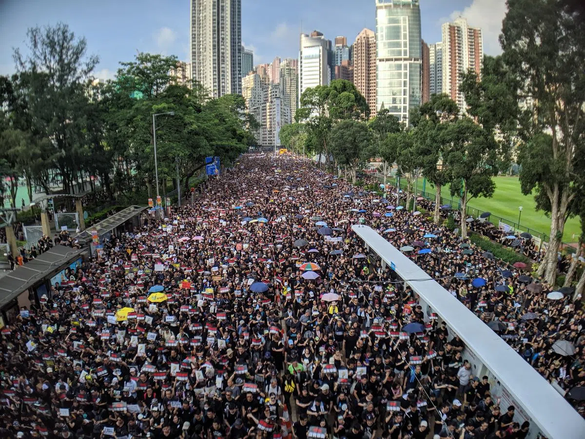  自称是和平示威者的May强调自己不相信未婚夫会是拿起警棍施暴的警员。（互联网） 