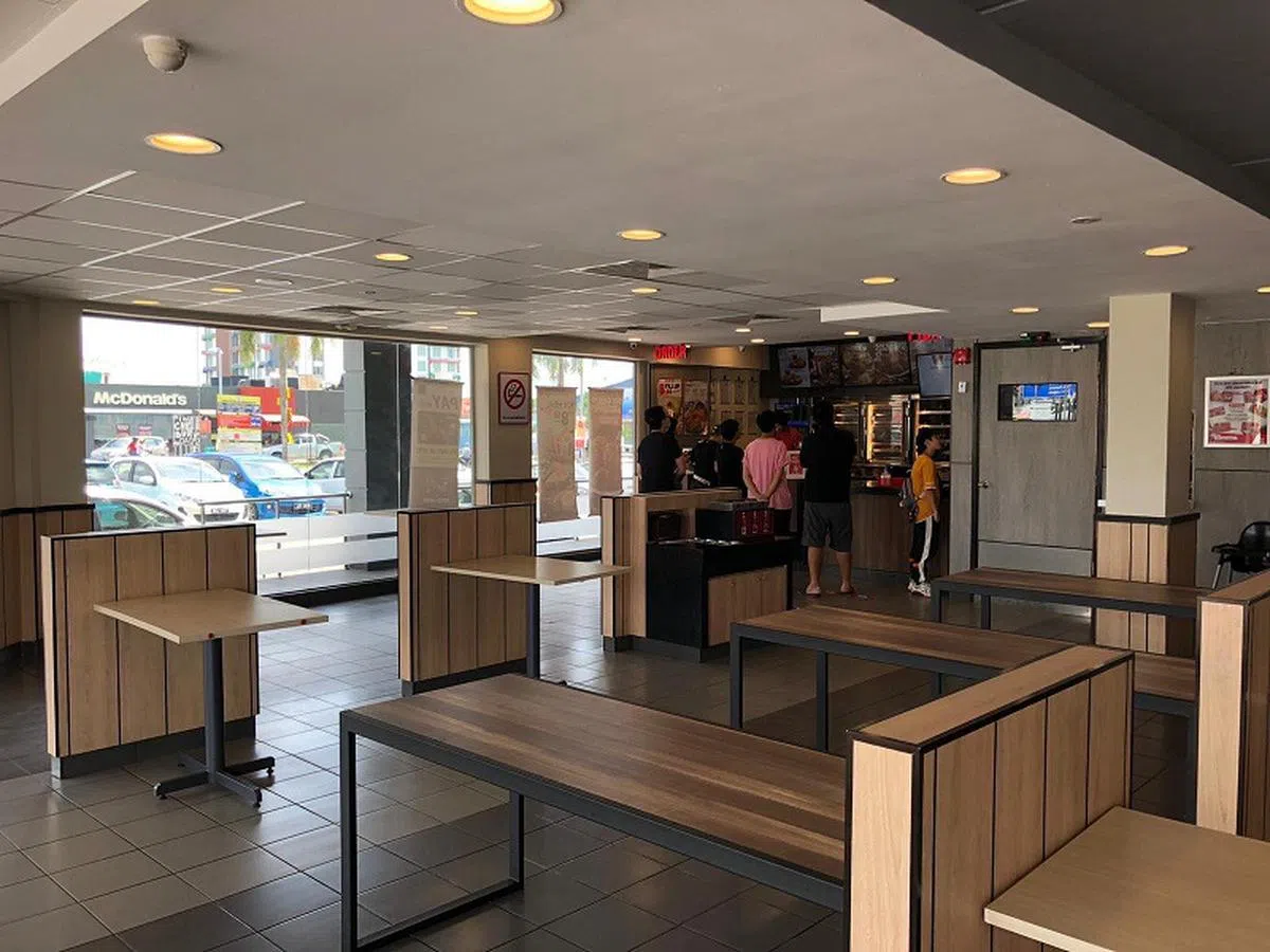  在新山到快餐店吃炸鸡，餐厅不留人啊，只能外卖。（作者提供） 