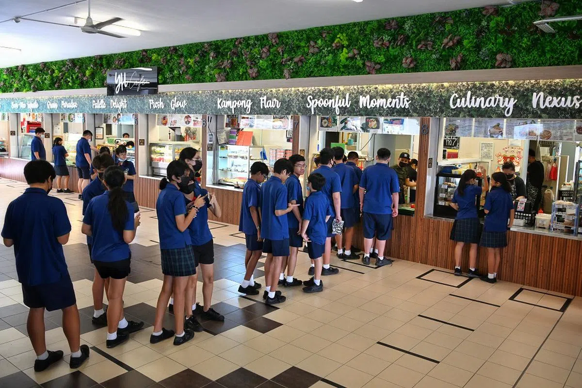 裕华中学食堂里，学生排队买食物。（海峡时报）