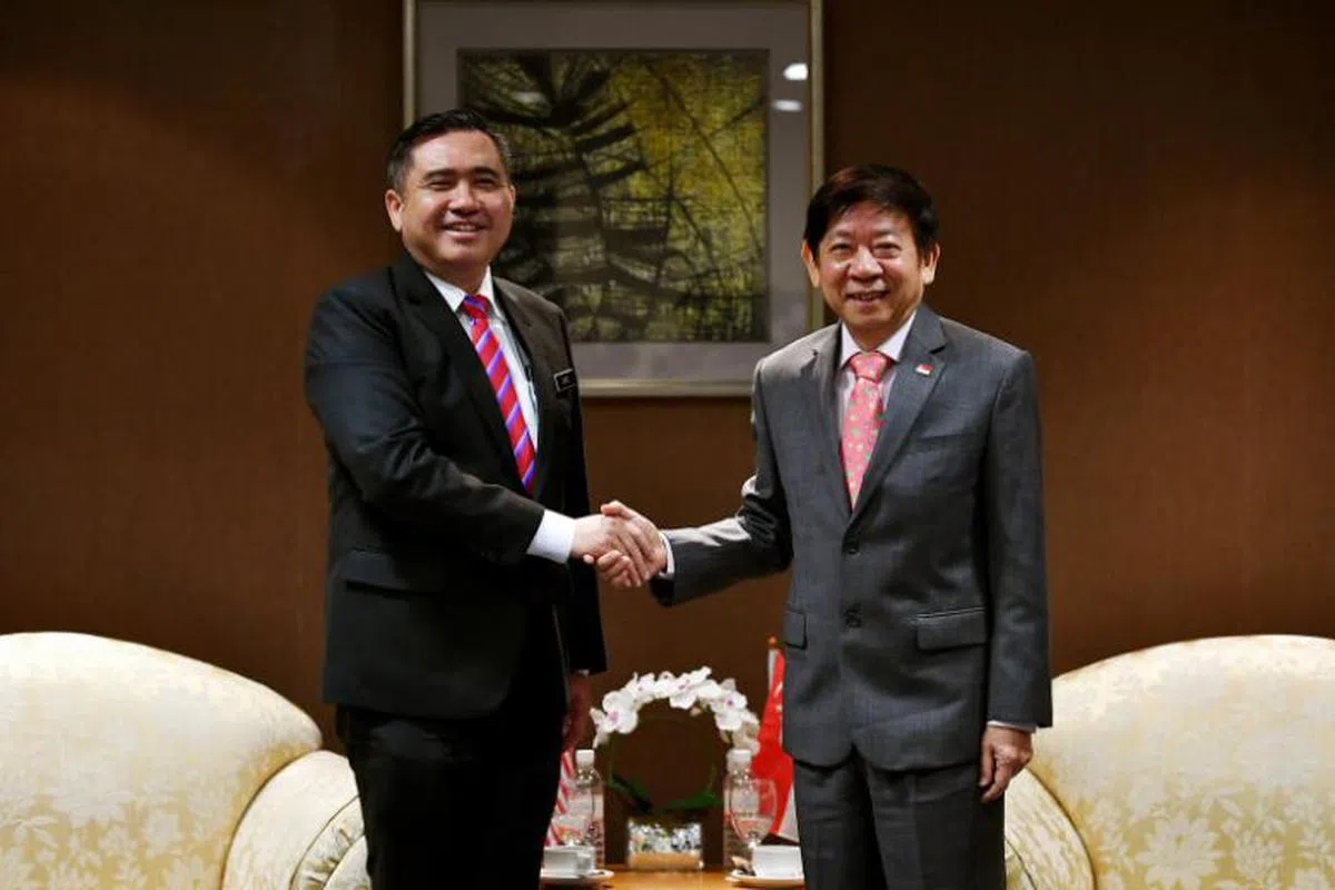  我国交通部长许文远（右）和马国交通部长陆兆福今天举行联合记者会。（海峡时报） 