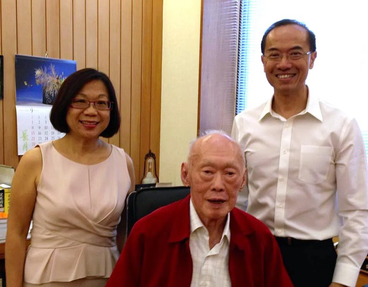 杨荣文和妻子梁利平同李光耀先生合影。（杨荣文提供）