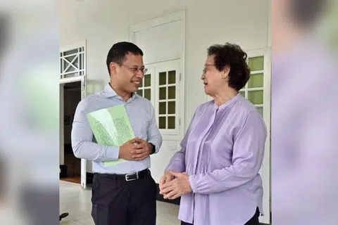 李智陞和他的中四华文老师 Heng Geok Hoon。