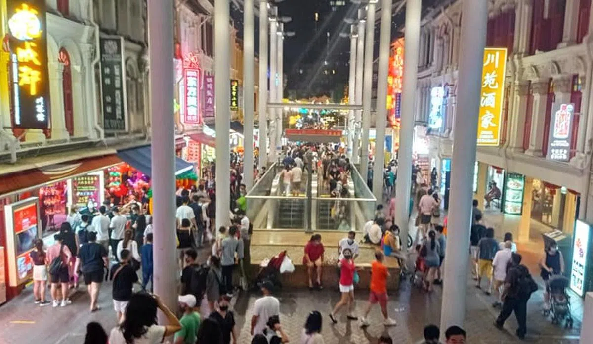  农历新年将至，牛车水涌入大批人潮置办年货，同时感受新春气氛。（Victor Chuw面簿） 