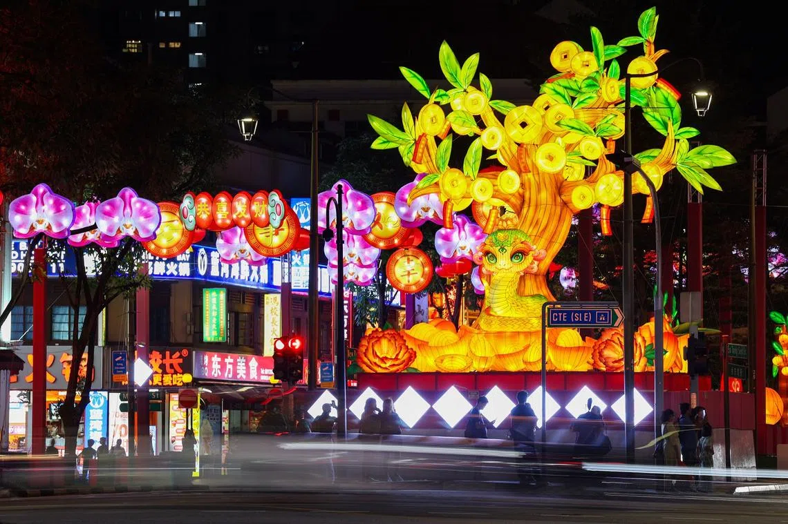 2025年，牛车水的蛇年灯饰夜晚亮灯。（黄循财总理脸书）