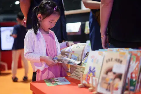 今年的母语学习论坛设有多个关于母语教学、趣味学习的展位。（联合早报）