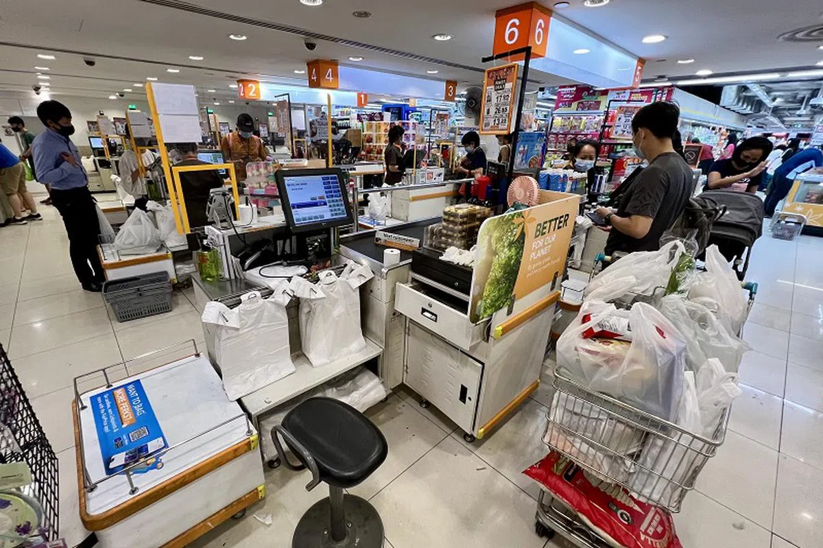 国家环境局规定，每个袋子必须收取至少5分。（联合早报）