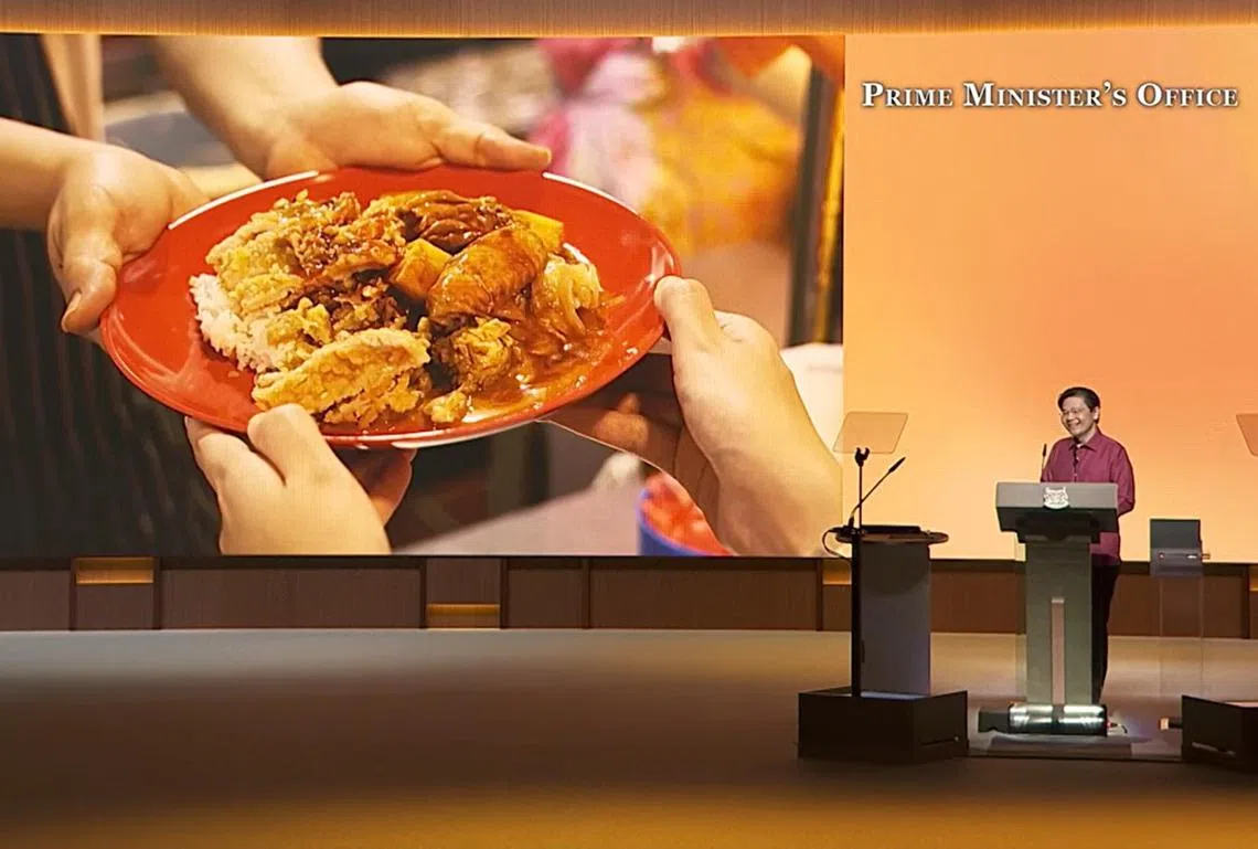 黄循财总理在国庆群众大会上用华语演讲时说：“新加坡丰富的多元文化就像一盘道地的海南咖喱饭。它当中结合了西餐的炸猪扒、娘惹印度咖喱鸡、印度咖喱香料、最后再淋上华人的卤汁。”（总理公署视频截图）