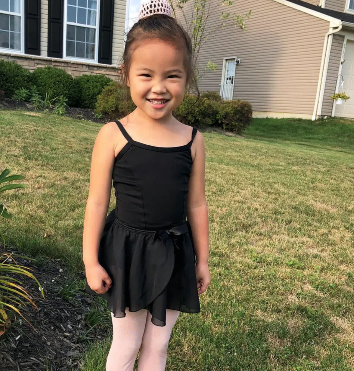  Selah盘起头发，穿上小裙子开始学习芭蕾啦，带着这样自信可爱的笑容跳起来一定格外美丽。（Becca的Instagram） 