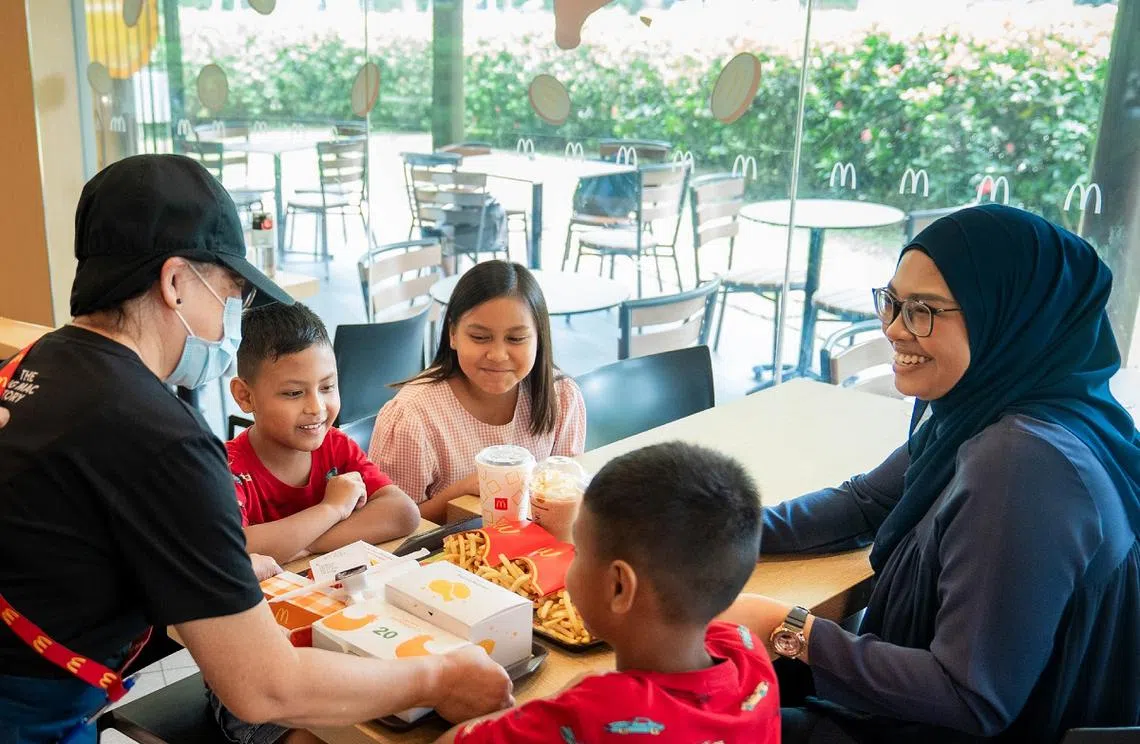 麦当劳快餐店的送餐到桌服务，近日在报章上引起议论。（取自麦当劳脸书）