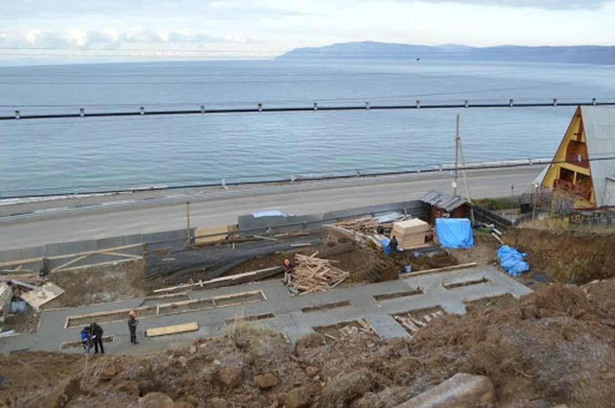  贝加尔湖畔正在兴建的房屋。（互联网） 