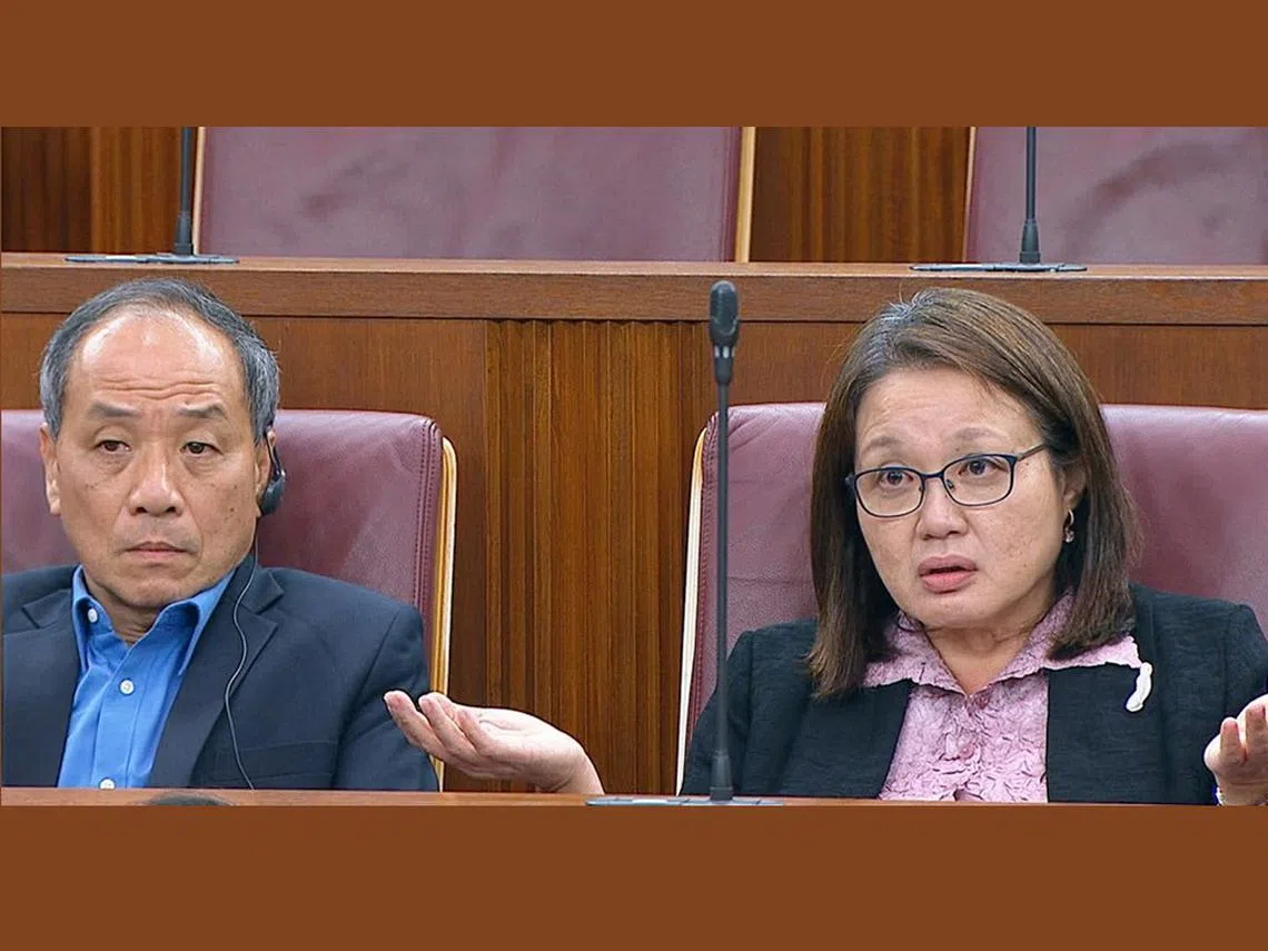 前秘书长刘程强（左）和工人党主席林瑞莲周一在国会与副总理兼财政部长王瑞杰就阿裕尼—后港市镇理事会（AHTC）的政治诚信进行辩论。（国会视频截图）