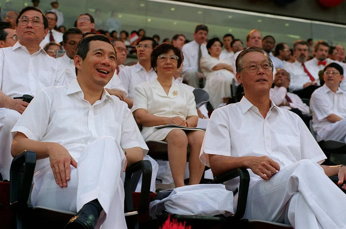 在1998年的国庆庆典上，时任总理的吴作栋（前排，右）与副总理李显龙（前排，左）座位相邻。（海峡时报）