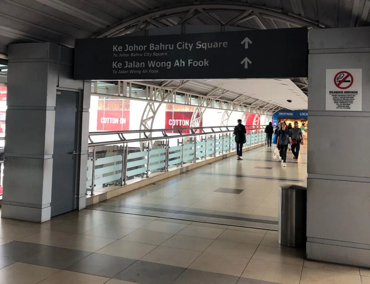 部分新山租车业者提供在临近新山关卡的城中坊的交车服务。（互联网）