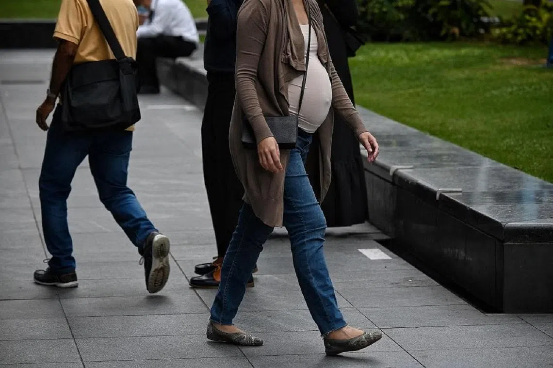 在新加坡市中心CBD莱佛士坊走动的孕妇。（海峡时报）