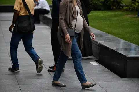 在新加坡市中心CBD莱佛士坊走动的孕妇。（海峡时报）