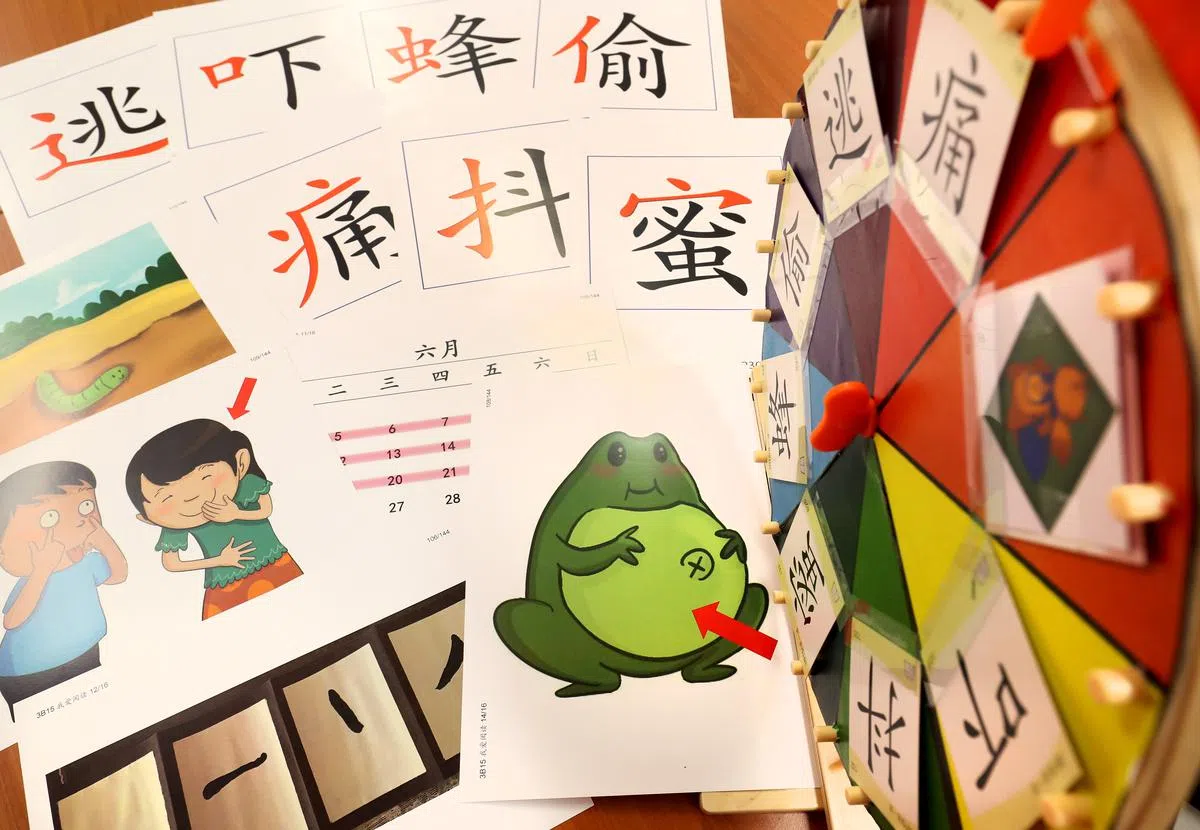  负责辅助计划提供教师的教学资源会以颜色突出汉字部首，让教师更有效地帮助学生认字。（联合早报） 