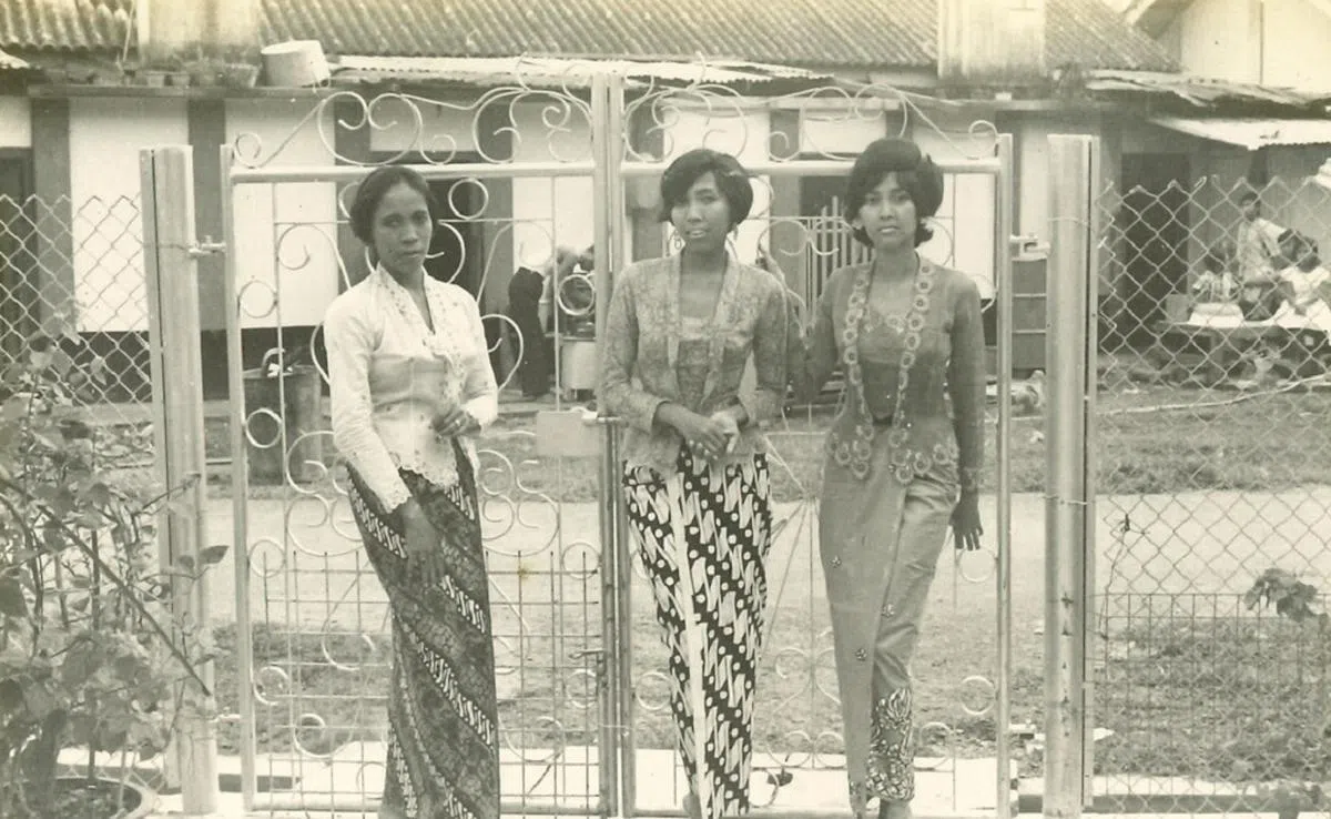 以前的马来族妇女出门买菜也会穿卡峇雅。（Roots.sg）