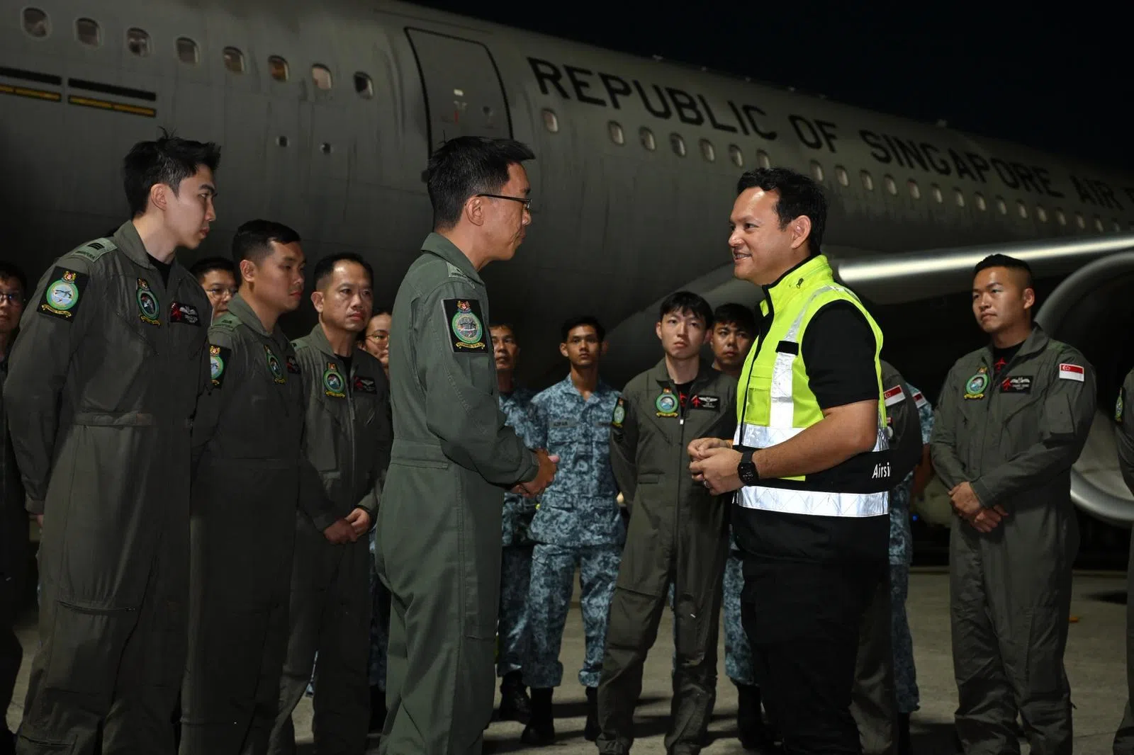 国防部兼永续发展与环境部高级政务部长扎吉哈（右二）3月11日到樟宜机场迎接搭乘A330多用途添油运输机从沙特阿拉伯利雅得起飞，在6时02分降落在新加坡的218名新加坡人。扎吉哈过后也慰问了参与撤侨行动的空军部队人员。
