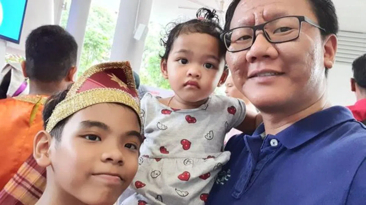  Muhammad Shalehan（右）和他的两个孩子。（Shalehan提供给BBC） 