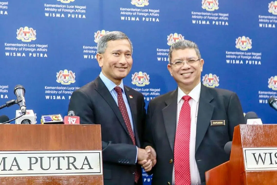 新加坡外交部长维文（左）和马来西亚外交部长赛富丁今天达致协议：新马同意相互暂停执行重叠港界，双方港界将分别恢复至2018年10月25日前和12月6日前的状态。（维文面簿）