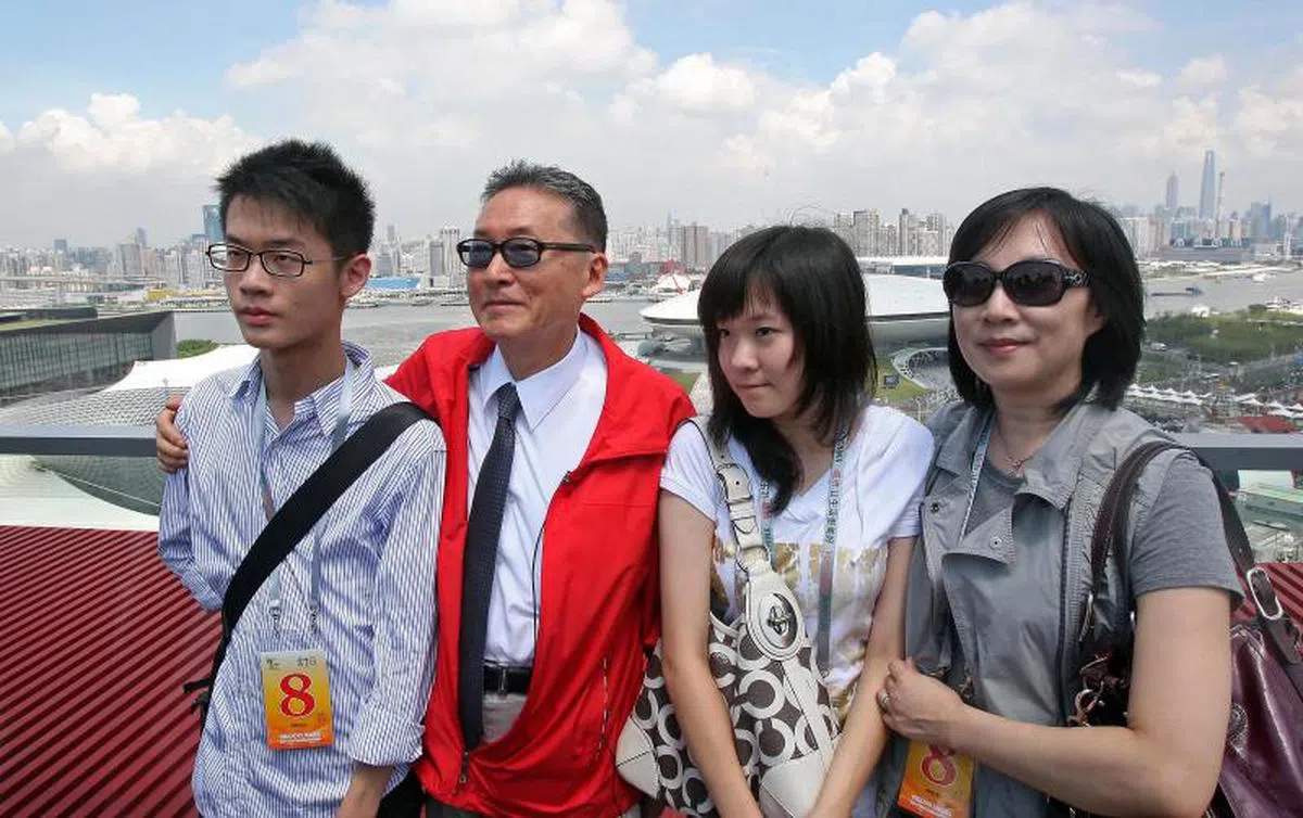  图为2010年李敖在上海世博园区参观，全家在中国馆合影留念。（中新社） 