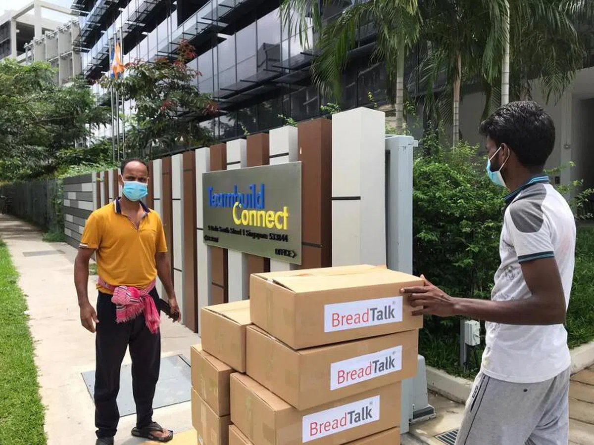  面包物语昨日透过华文媒体集团协调，和HIA一起将面包送到不同的工厂改建宿舍，让客工享用。（联合晚报受访者提供） 