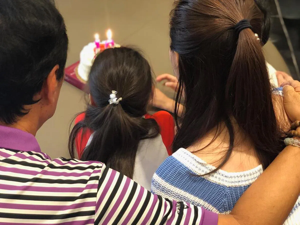  老婆回来后一家人在家给女儿庆祝10岁生日。（郭台铭面簿） 