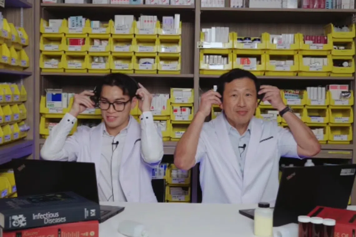 卫生部长王乙康（右）和注册药剂师Yuen Yeow Chen（左）。