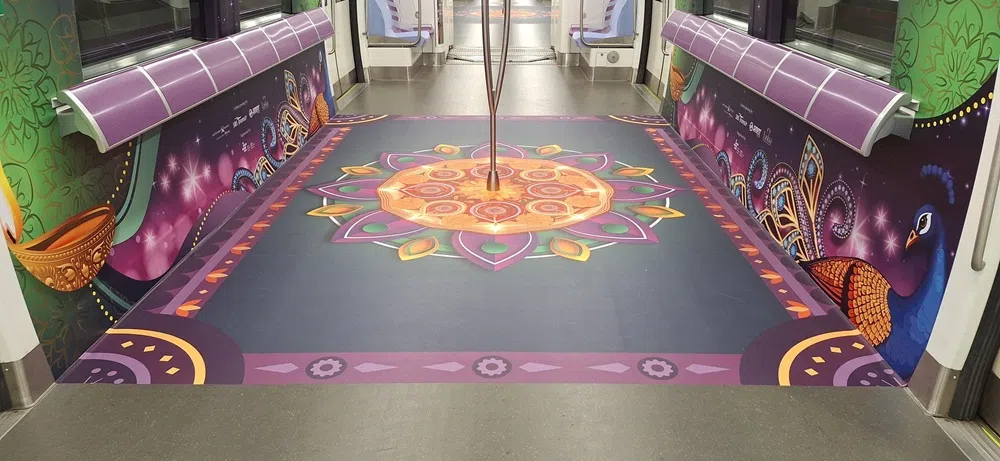 地铁车厢地板则配上印度传统地画艺术蓝果丽图案。