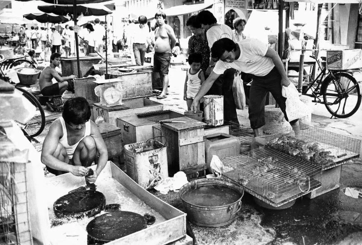  1983年牛车水过去的街头集市。（联合早报） 