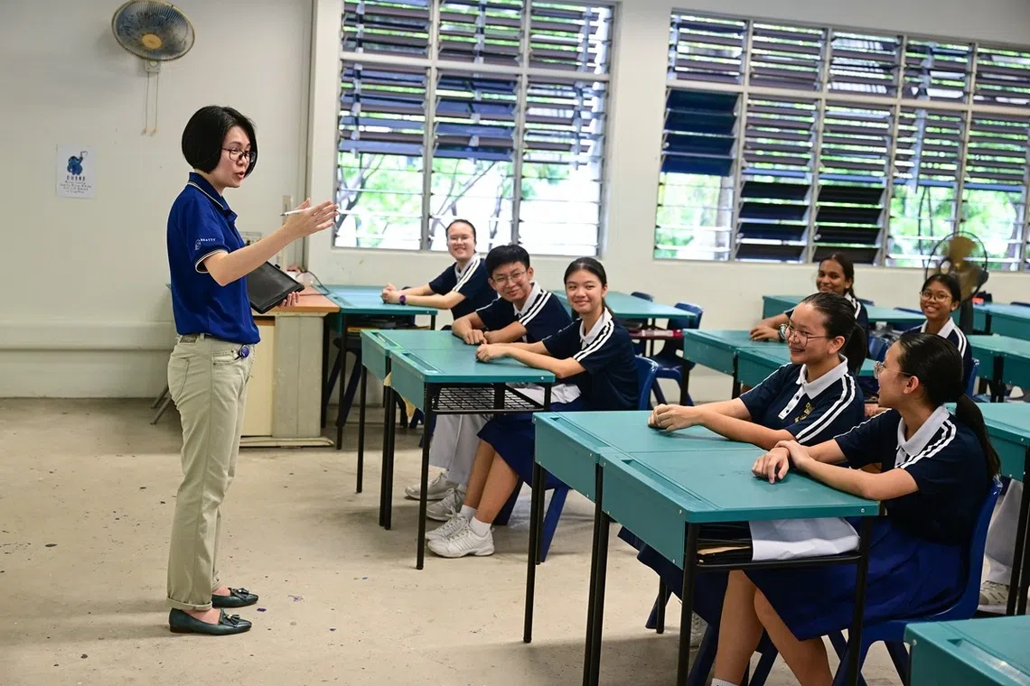 时间都去哪儿了？　调查：新加坡教师工时虽长，教书时间却较短