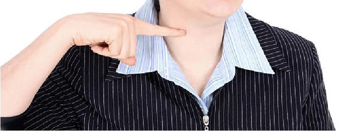  “割喉”手势。（示意图） 