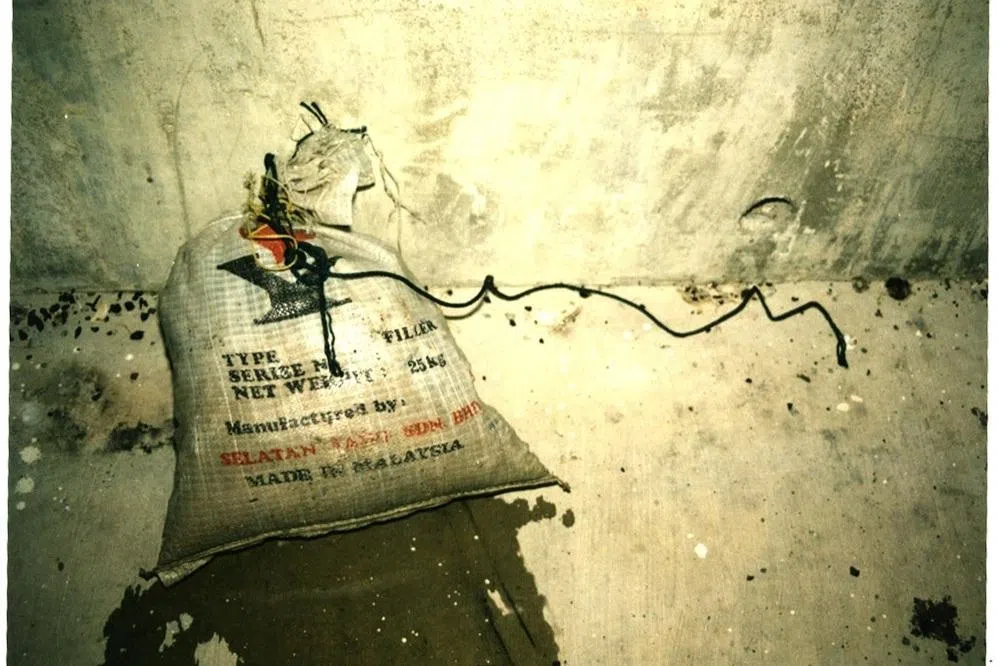 绑在死者右脚踝的布袋。