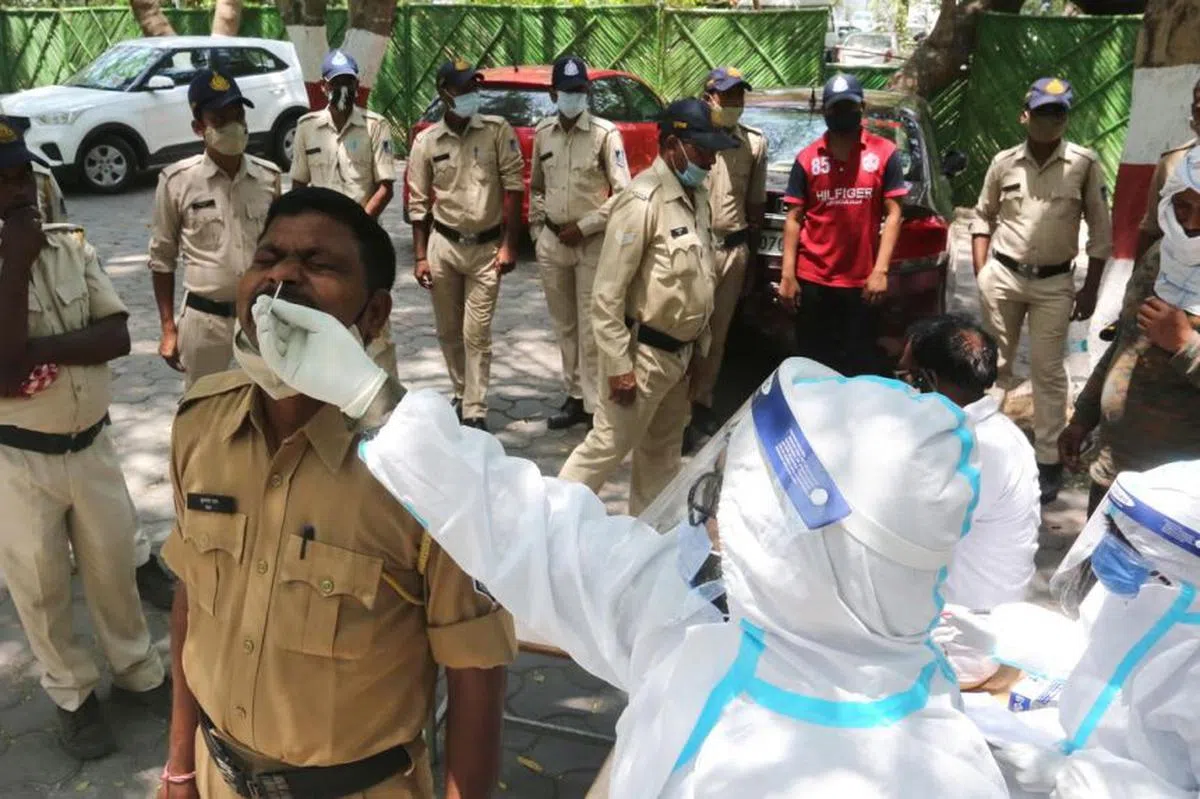  据印度卫生部今早（21日）发布的最新数据，过去24小时，当地再添31万4835例确诊病例，染疫总数超过1593万起，死亡增加2104例，累计18万4657人病殁，单日新增病例及死亡人数双双突破早前纪录。（欧新社） 