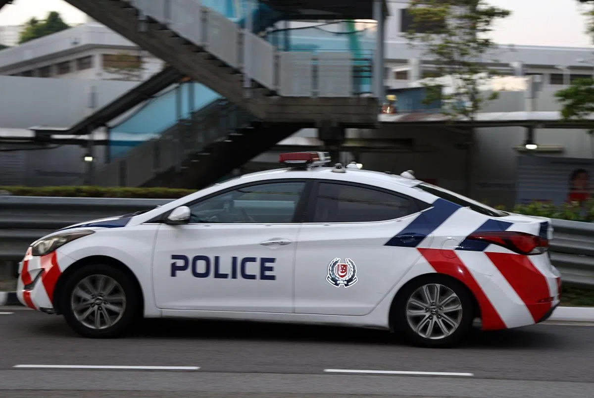 10月13日傍晚，韩菲紫由警车载离中央警署。（联合早报）