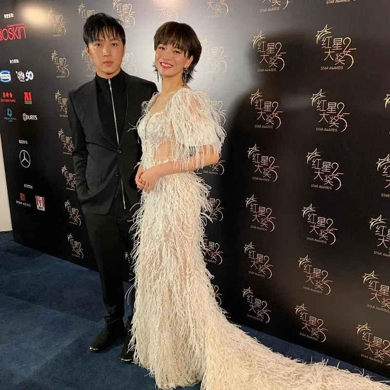  陈凤玲和她的男友徐鸣杰走红地毯。（联合早报） 