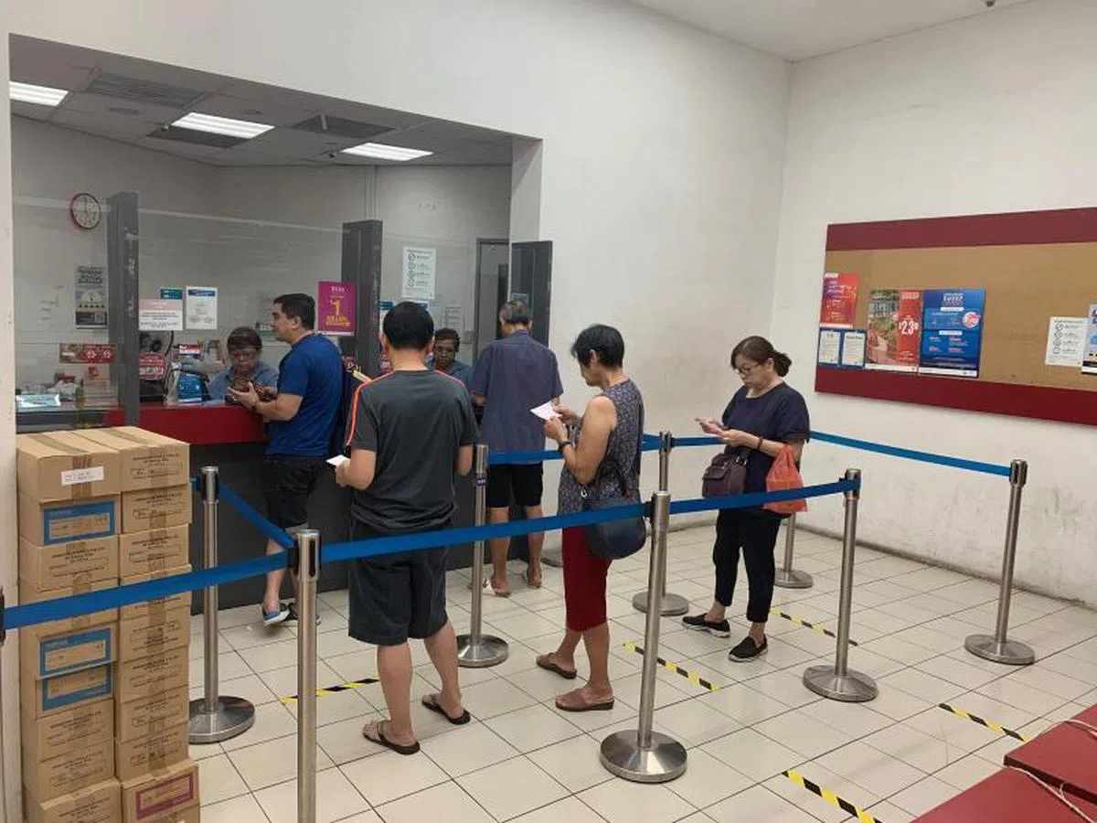  买马票也得注意安全距离。这年头连发财也讲究安全。（联合早报） 
