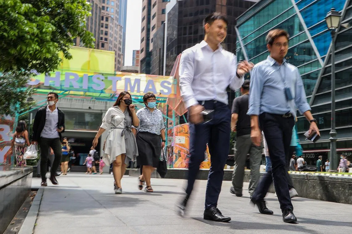 新加坡中央商业区的午餐人群。（联合早报）