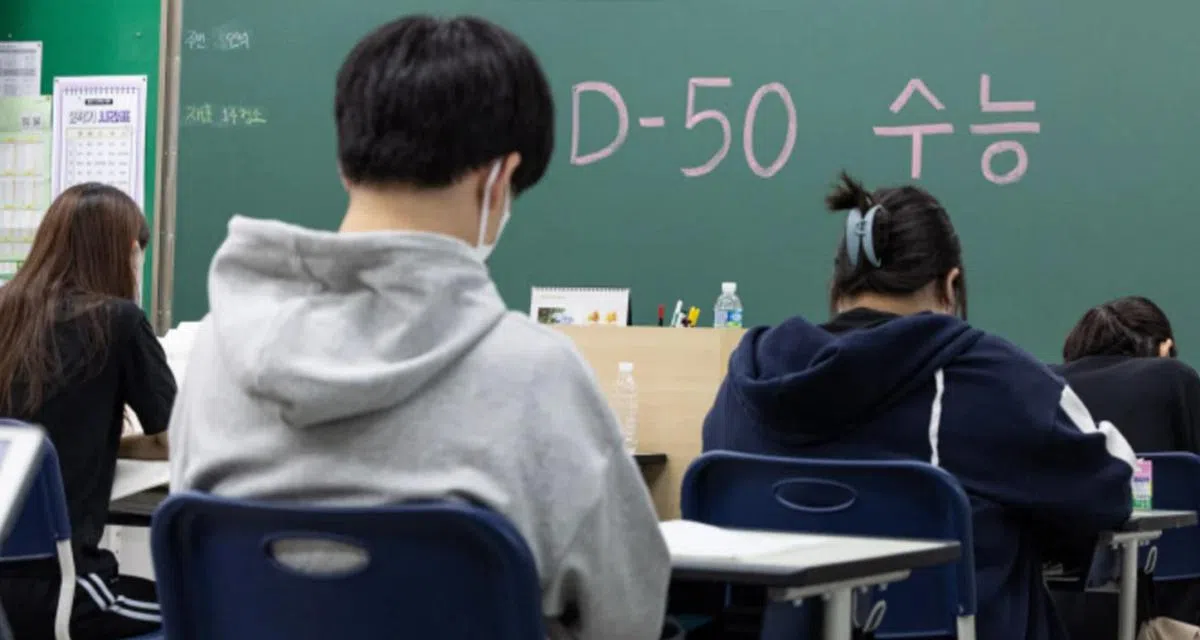 从高考前的50天就开始倒数，压力山大。（韩联社）