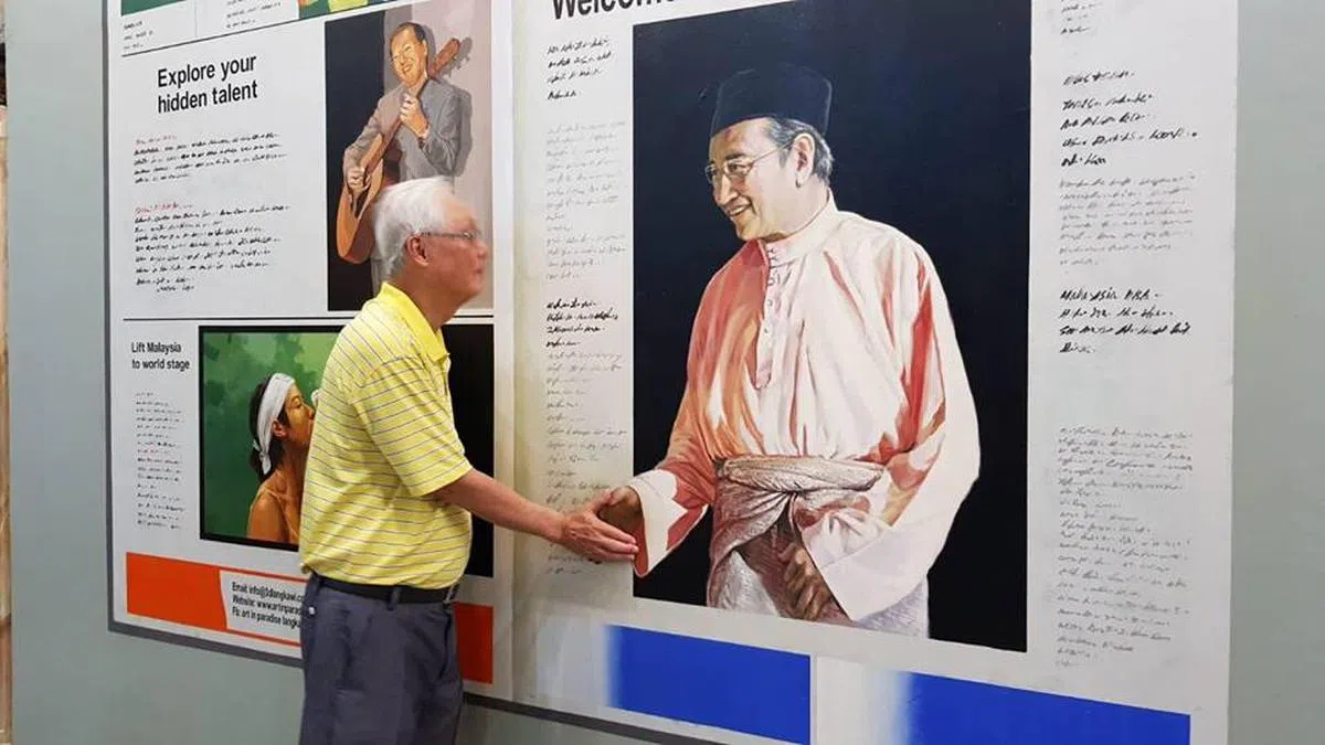  荣誉国务资政吴作栋本月中旬在面簿上晾晒他到浮罗交怡度假的照片。他童心未泯，还假装与照片中的马哈迪握手。（吴作栋面簿） 