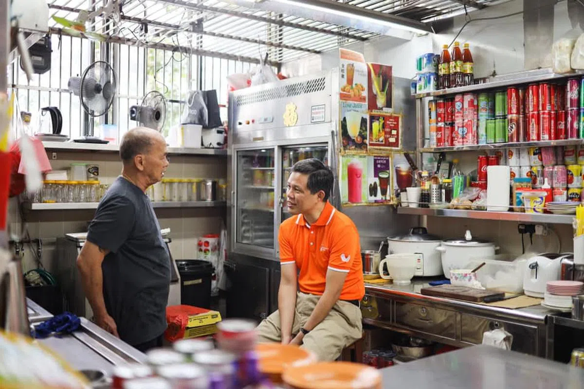  贸工部长陈振声走基层时，走进咖啡店茶水摊与摊主聊聊，听取民情。（陈振声面簿） 