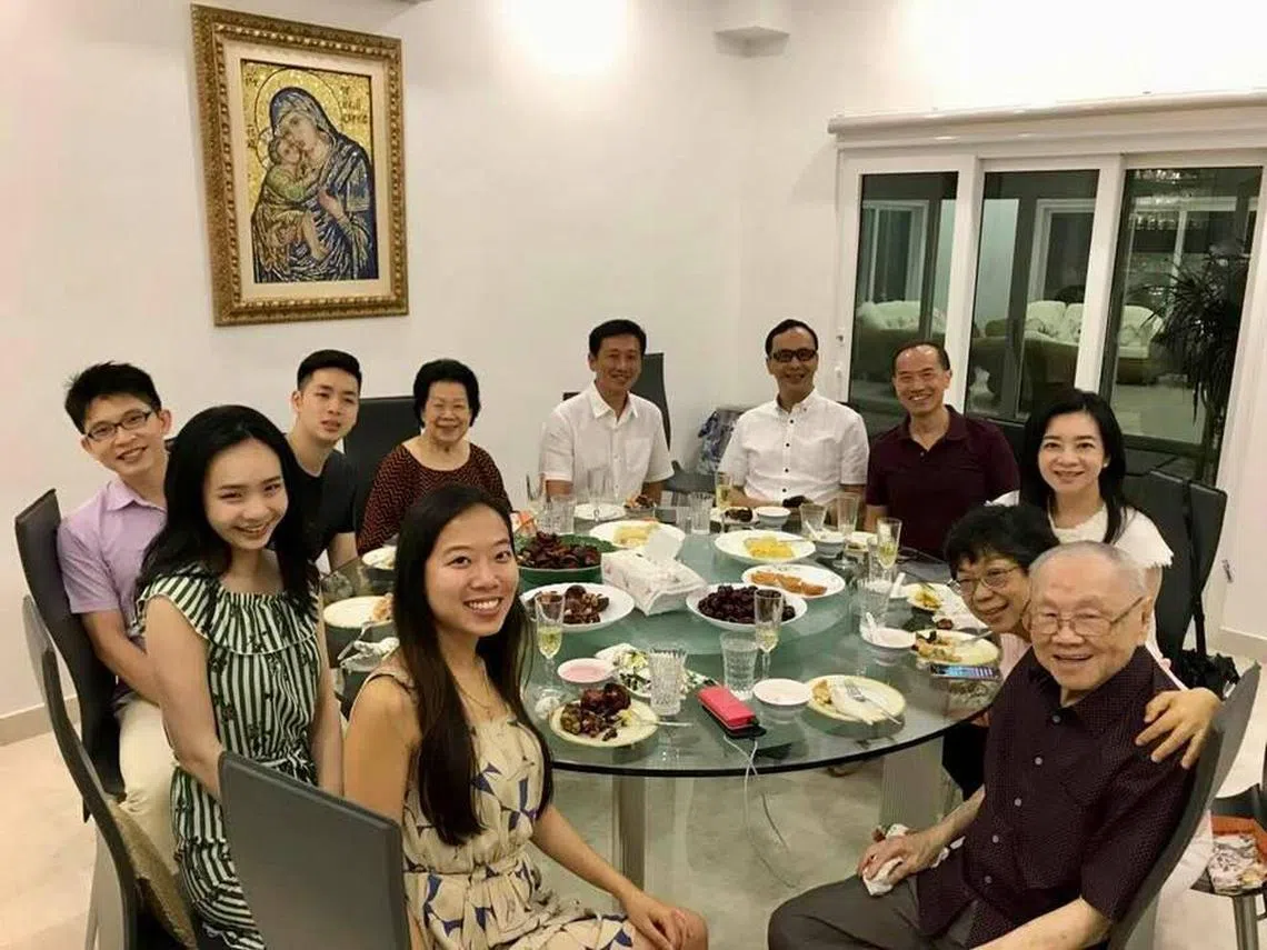 杨荣文和朱立伦携家人与王乙康一起在家用餐。（杨荣文面簿）