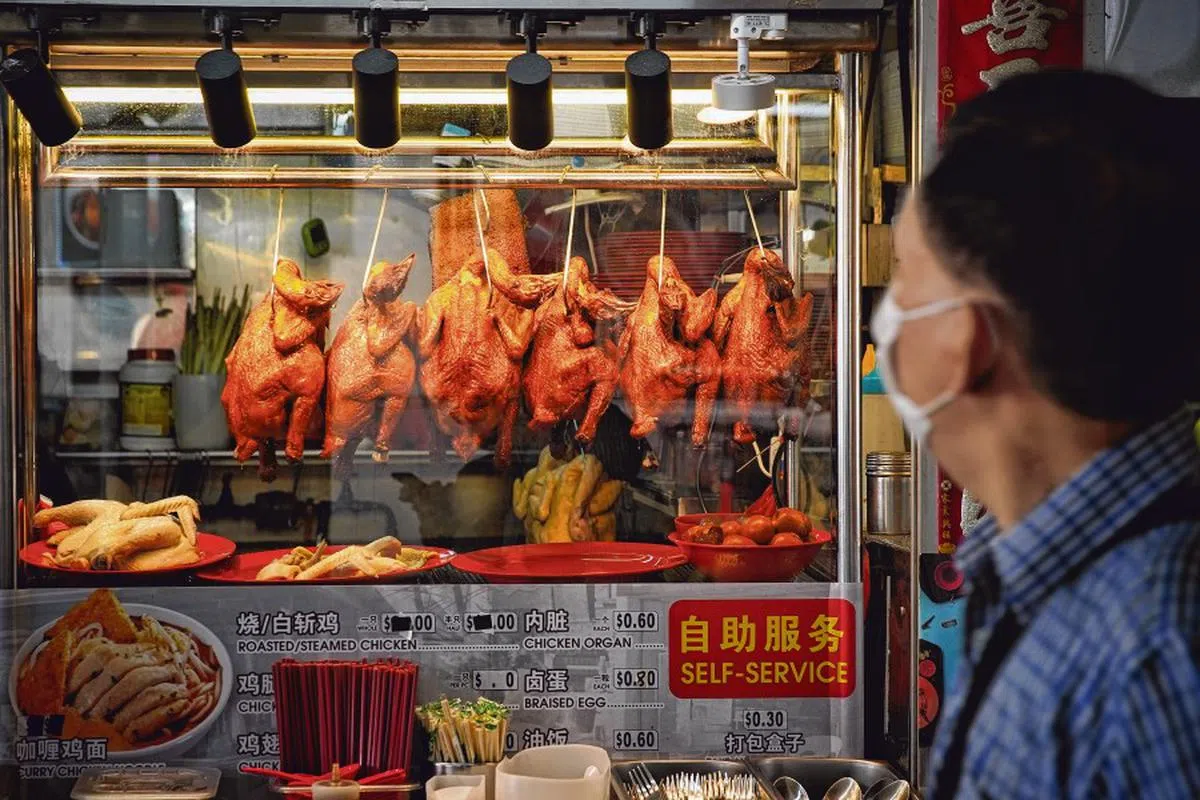 无论用上白斩鸡或烧鸡，鸡饭可说是我国的“国民美食”。（海峡时报）