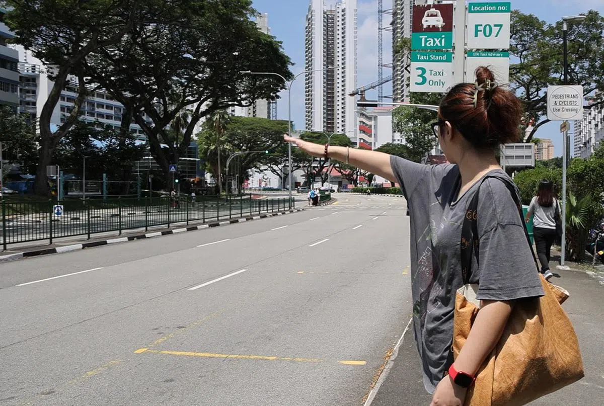 想在路边拦德士，最好避开傍晚5点到7点的繁忙时段。（新明日报）