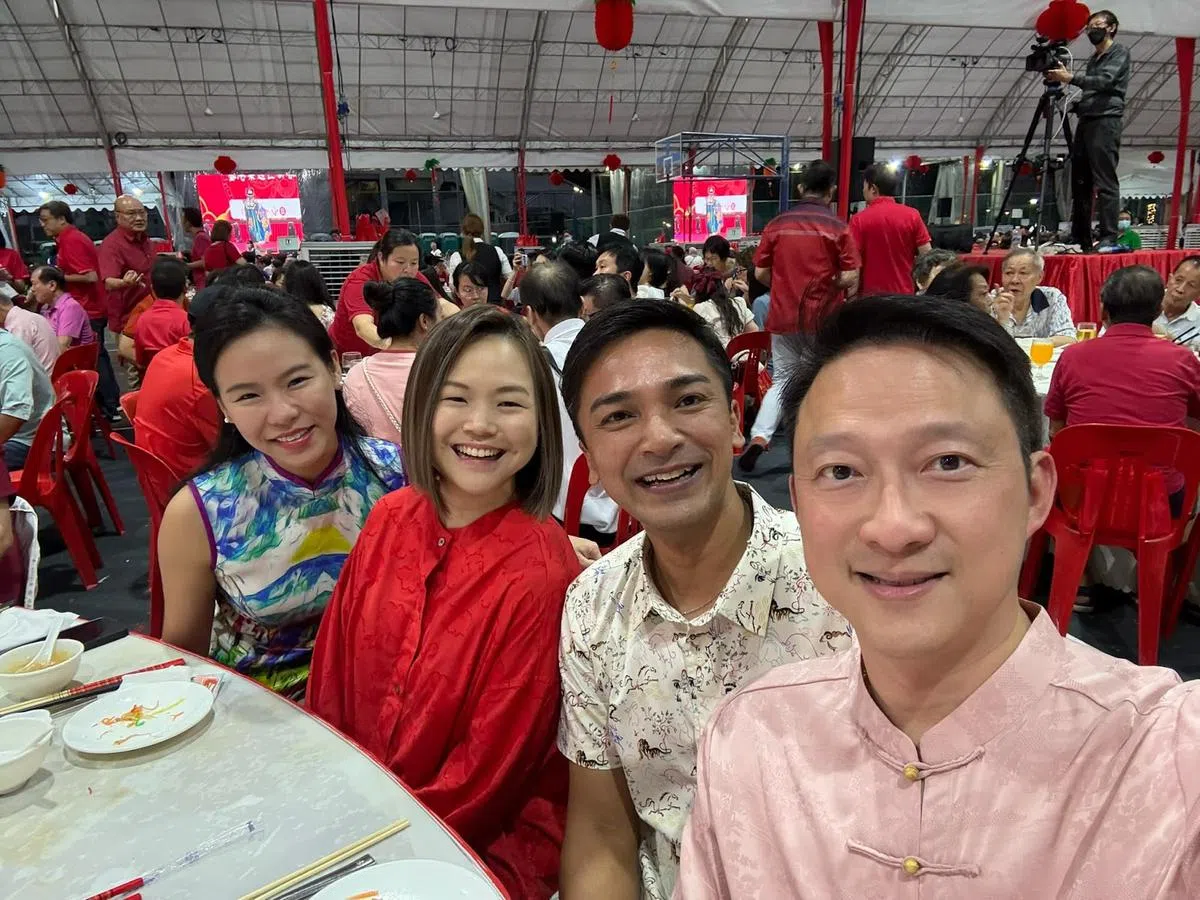 王诗佳（左一）与人民行动党其他盛港支部主席黎曦怡、埃尔米副教授和蓝彬明医生一同出席2月9日的盛港集选区农历新年晚宴。（取自蓝彬明脸书）
