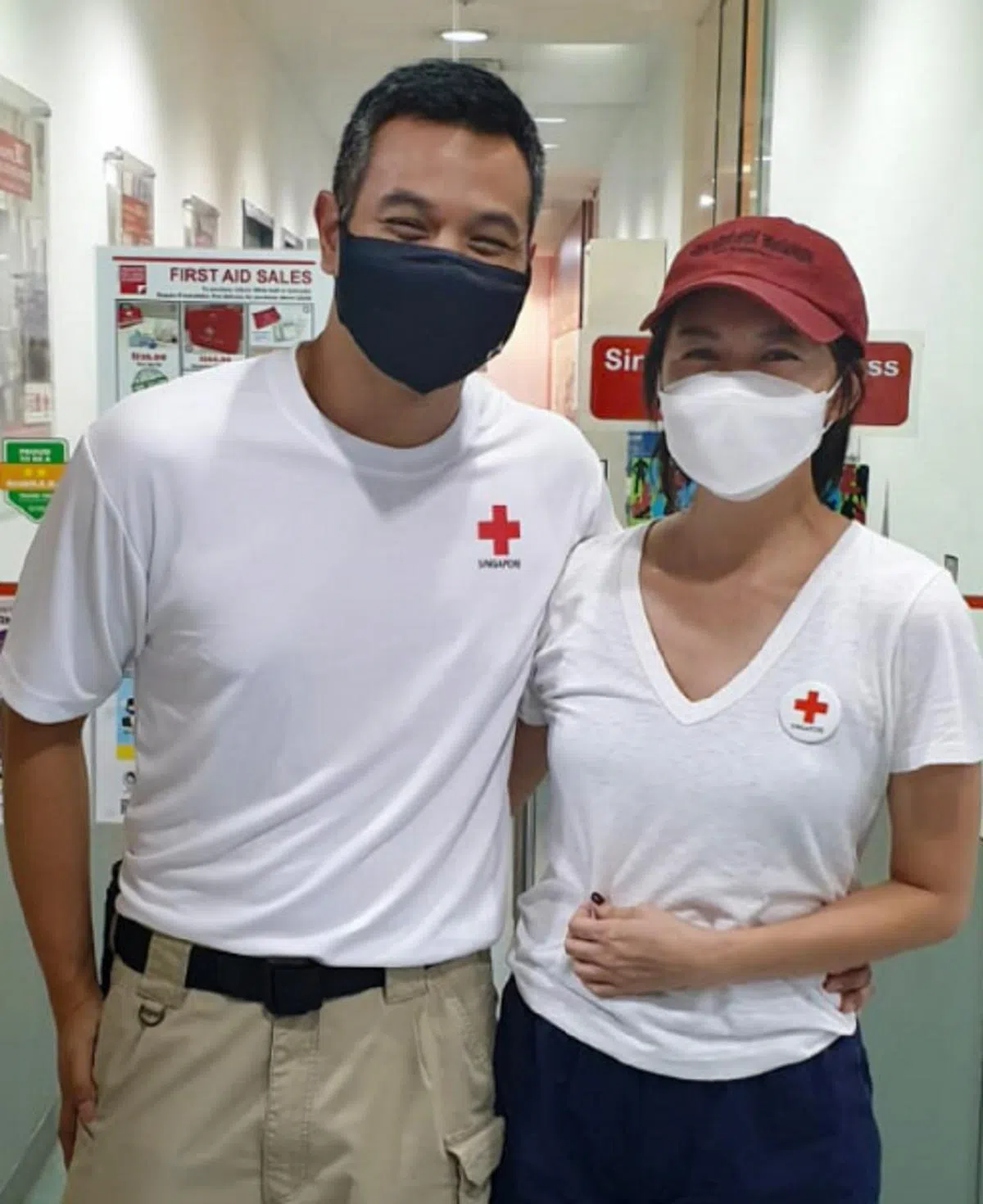 夫唱妇随，孙燕姿（右）陪纳迪姆一起参加急救课程。（纳迪姆Instagram）