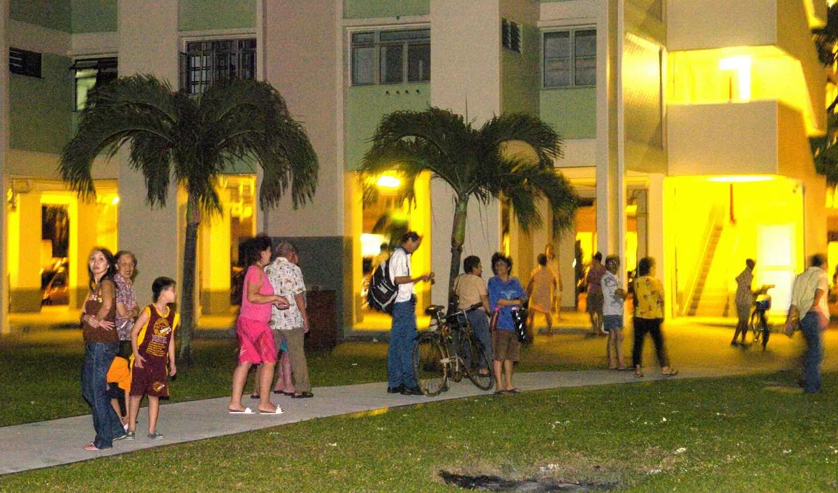 2008年印尼大地震波及本地，不少本地民众因建筑物出现摇晃而疏散至户外，以策安全。（新明日报）